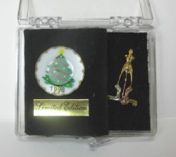 1996 Chrysnbon Christmas Plate and Stand in Box