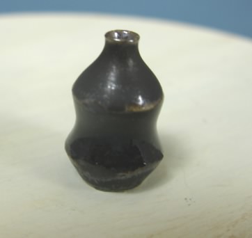1/2" Scale Black Vase with Gold Undertones #1 - Click Image to Close